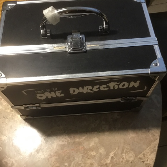 One Direction Tour Make-Up Case with Supplies and Tour City Stickers - Picture 15 of 16